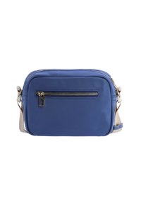 Bolso cruzado de nylon azul con un bolsillo frontal con cremallera, correa de hombro color crema y adornos en dorado. Tiene forma rectangular y textura suave.