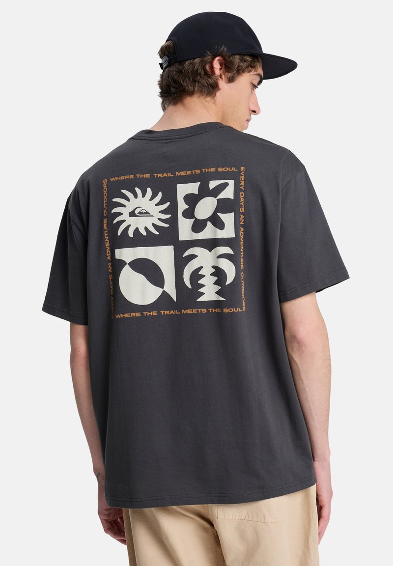 Σκούρο γκρι βαμβακερό t-shirt με γραφικό σχέδιο στο πίσω μέρος που περιλαμβάνει τέσσερα τετράγωνα με σχέδια και κείμενο, σε άνετη γραμμή.