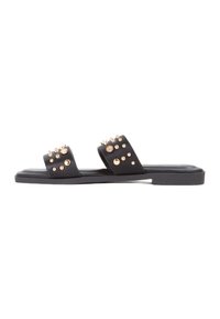Zwarte platte sandalen met twee brede banden, versierd met gouden en doorzichtige studs, met een eenvoudig ontwerp en een gladde textuur.