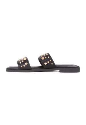 Sorte flade sandaler med to brede stropper, udsmykket med guld- og klare nagleaccent, der har et enkelt design og en glat overflade.