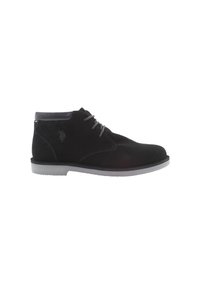 Botines de ante negros con cordones grises, un cuello acolchado y una suela de goma blanca en contraste. Presenta un logo grabado en el lateral.