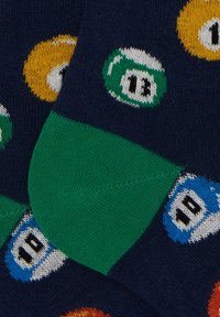 Calze lavorate a maglia blu navy con icone di gioco colorate e decorative. Cuffia verde a coste; include dettagli di texture e cucitura.