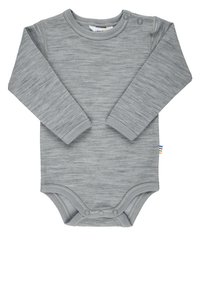 Body gris à manches longues en tissu doux et texturé. Il présente des fermetures à pression à l'épaule et en bas, avec une étiquette multicolore sur le côté.