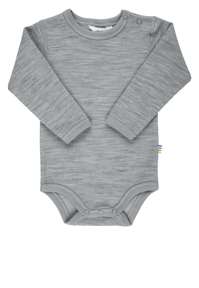 Body gris à manches longues en tissu doux et texturé. Il présente des fermetures à pression à l'épaule et en bas, avec une étiquette multicolore sur le côté.