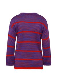 Lila Strickpullover mit horizontalen roten Streifen. Lockerer Schnitt, rundhalsausschnitt und strukturierte Webart. Lange Ärmel und gerippter Saum.