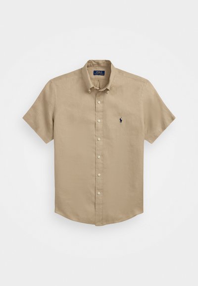 Camisa de botão de manga curta, bege. Feita de linho com um acabamento texturizado. Apresenta um pequeno logotipo azul marinho no lado esquerdo do peito. Design de colar clássico.