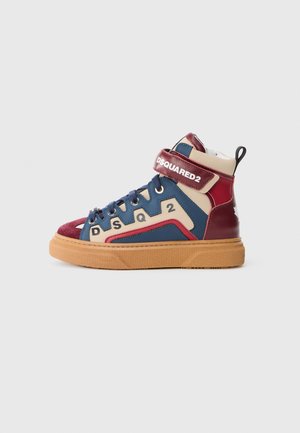 Zapatilla alta de deporte que presenta materiales sintéticos en azul y burdeos, acentos en beige, suela de goma y la marca "DSQUARED2" en una correa.