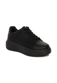 Sneaker nere con tomaia in pelle liscia, punta rotonda e suola in gomma spessa. Presentano chiusura con lacci e un dettaglio di branding minimal.