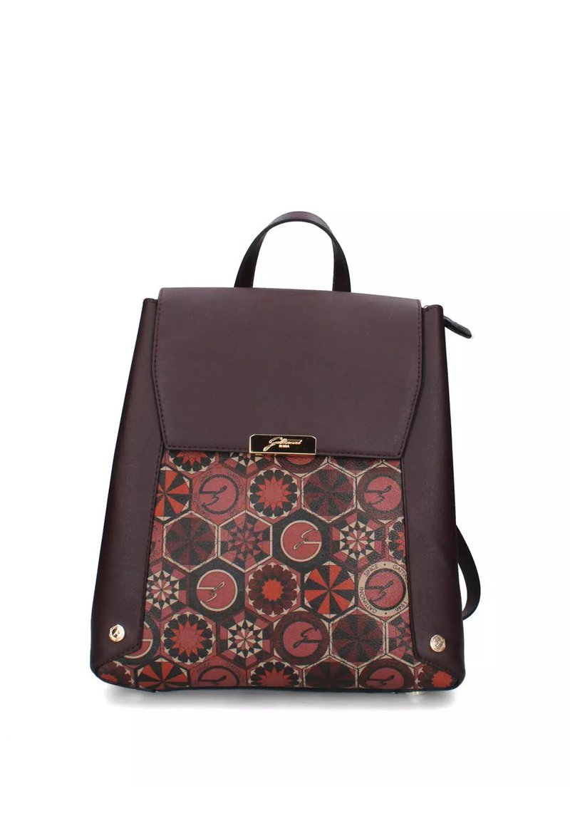 Sac à dos marron foncé avec un motif géométrique rouge et noir sur la poche avant, plaque de logo dorée, poignée supérieure et tirette de fermeture éclair latérale.