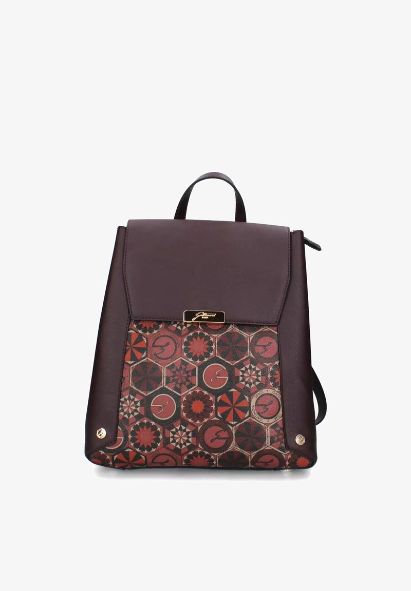 Sac à dos marron foncé avec un motif géométrique rouge et noir sur la poche avant, plaque de logo dorée, poignée supérieure et tirette de fermeture éclair latérale.