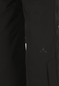 Zwarte broek met een gladde textuur, voorzien van een zijzak en een subtiel logo op de dij, ontworpen voor functionaliteit en nut.