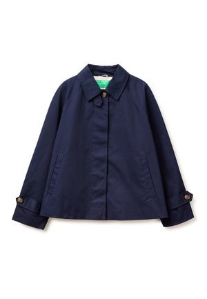 Marineblauw kort jasje met kraag, verborgen knopen aan de voorkant, zijzakken en met knopen gesloten manchetten, plat opgelegd op een witte achtergrond.