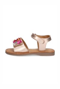 Roze gouden kindersandalen met bloemenaccenten, open teen ontwerp, verstelbare banden en een platte rubberen zool. Basistekstuur en gladde afwerking.