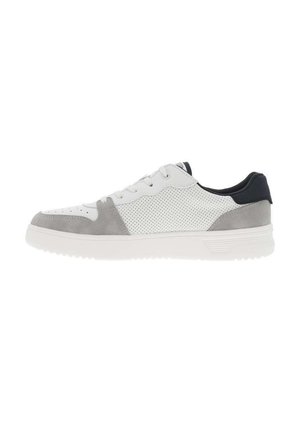 Baskets en cuir blanc et en daim gris, présentant des détails perforés, une semelle blanche plate et un accent au talon gris foncé.