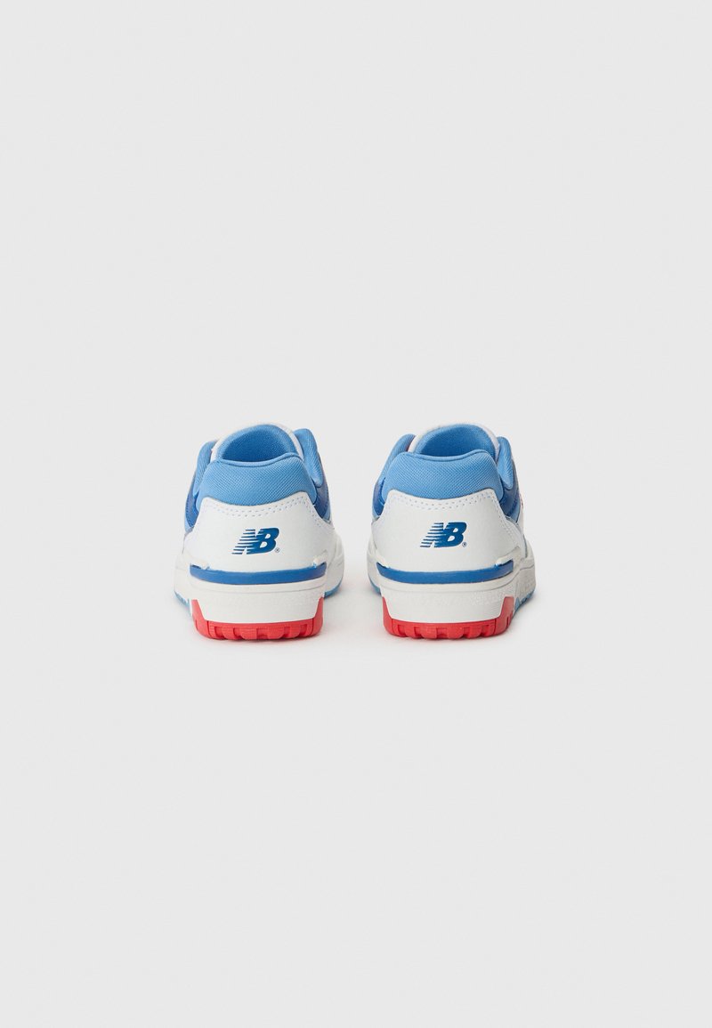 Sneakers blu e bianchi con una suola rossa, realizzati con materiali in tessuto e gomma, con colli imbottiti e logo New Balance sul tallone.