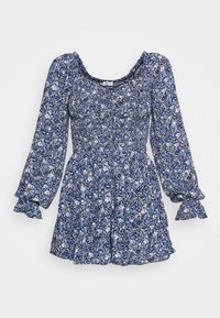 Květinové šaty na tmavě modrém pozadí, se modrými a bílými květinami, čtvercovým výstřihem, dlouhými nafouklými rukávy a nařaseným pasem.