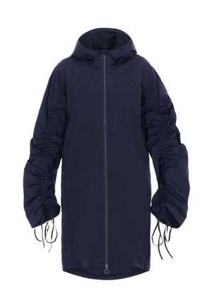 Granatowa, długa kurtka z kapturem, zapinana na zamek z przodu, z marszczonymi rękawami i sznurkami, wykonana z lekkiego materiału.