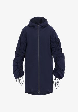 Jachetă lungă bleumarin cu glugă, fermoar frontal, mâneci strânse și accente cu șnur, realizată din material ușor.