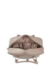 Borsa a tracolla in pelle beige aperta per mostrare i compartimenti interni con icone per cuffie, rossetto, smartphone, chiave e campanella.