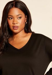 Friends Like These V NECK PLUS SIZE - Hosszú ujjú felső - black