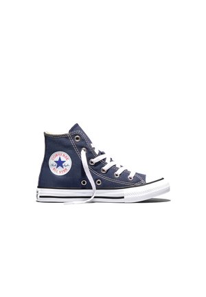 Granatowe, wysokie trampki Converse z białymi sznurowadłami, gumowym noskiem i okrągłą naszywką z logo po boku.