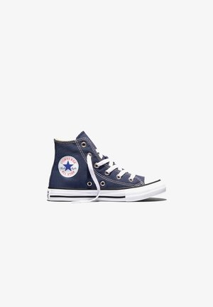 Granatowe, wysokie trampki Converse z białymi sznurowadłami, gumowym noskiem i okrągłą naszywką z logo po boku.