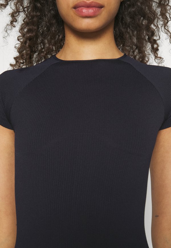 INFUSED ALOE SLEEVE - Body2