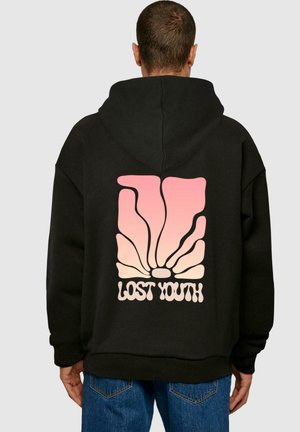 Svart hettegenser med et stort, gradient rosa grafikk på ryggen som har abstrakte, bølgete linjer og teksten "LOST YOUTH" i hvitt.