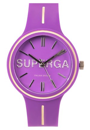 Montre en silicone violet avec des accents dorés, dotée d'un cadran rond, d'aiguilles argentées et du mot "SUPERGA" en paillettes. Texture lisse.