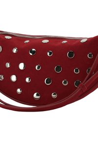 Rote Wildleder-Handtasche mit kreisförmigen silbernen Nieten, geschwungener Form und Reißverschluss. Besitzt ein strukturiertes Design und einen passenden Schultergurt.