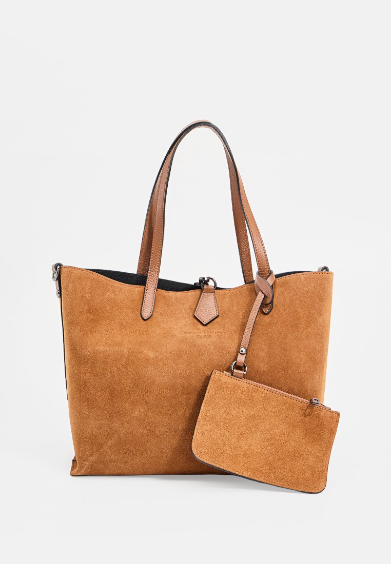 Braune Wildleder-Tasche mit zwei braunen Ledergriffen und einem kleinen passenden Reißverschlussbeutel, der mit einem Riemen befestigt ist. Glatte Innenauskleidung.