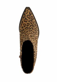 Bottine en cuir avec un motif léopard, un bout pointu et une fermeture éclair sur le côté. La palette de couleurs comprend des nuances de beige et de noir.