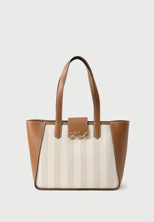 Beżowa i piaskowa torba na ramię z pionowymi paskami, dwoma uchwytami oraz klapką zapięcia z złotym logo "Karl".