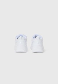 Chaussures de sport blanches au fini lisse, avec un bout arrondi, un col rembourré et des accents de logo à l'arrière.