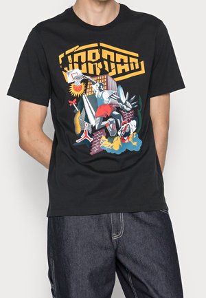 Schwarz Baumwoll-T-Shirt mit einem bunten grafischen Design, das Basketball-Elemente und ein stilisiertes Logo auf der Vorderseite zeigt. Kurze Ärmel, runder Halsausschnitt.