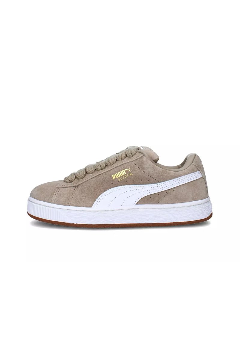 Sneaker in suede beige con dettagli bianchi, tomaia texturizzata, lacci rotondi, suola in gomma e dettaglio del logo dorato di lato.