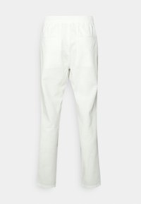 Vita bomullbyxor med en avslappnad passform, elastisk midja och två bakfickor. Slät textur, raka ben och minimal detaljer.