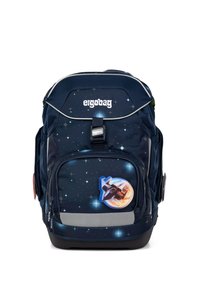 Mochila ergonómica de color azul marino con un patrón estrellado, acentos reflectantes y una pegatina de nave espacial en el bolsillo frontal. Tela y cremalleras resistentes.
