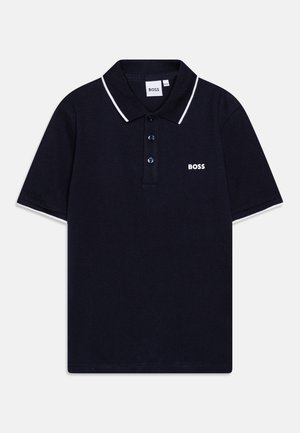 Navyblauwe poloshirt met witte kraagdetails, drieknoopsluiting en geborduurd 'BOSS' logo aan de linkerkant. Katoenen materiaal.