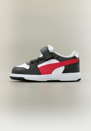 Chaussure de sport enfant noire, blanche et rouge avec bride Velcro et lacets, présentée de profil sur un fond neutre.