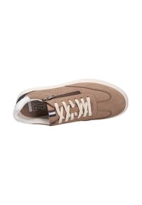 Braune Wildledersneaker mit weißer Gummisohle, Schnürverschluss, perforierten Details und einem Reißverschluss an der Seite für ein einfaches Anziehen.