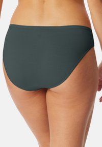Donkergrijze bikini onderkant met een gladde textuur, elastische tailleband en een eenvoudig, volledig bedekkend ontwerp aan de achterkant. Geen zichtbare patronen of accenten.