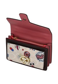 Portefeuille avec un extérieur beige clair orné de motifs colorés, une fermeture en métal doré et un intérieur rouge vif avec une poche zippée.