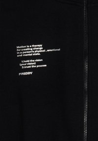 Felpa nera con zip realizzata in tessuto morbido. Presenta testo argentato sul fronte con frasi motivazionali e un logo discreto in basso.
