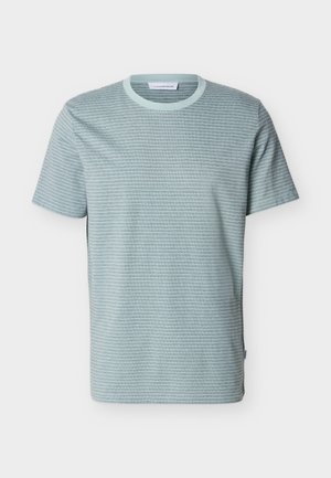 T-shirt à manches courtes et col rond avec un subtil motif à rayures horizontales en tons bleu clair et gris.