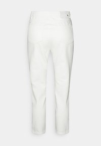 Jeans de mezclilla blanca con un diseño de pierna recta. Presenta dos bolsillos traseros y una etiqueta en la cinturilla. Textura suave. Estilo limpio y minimalista.