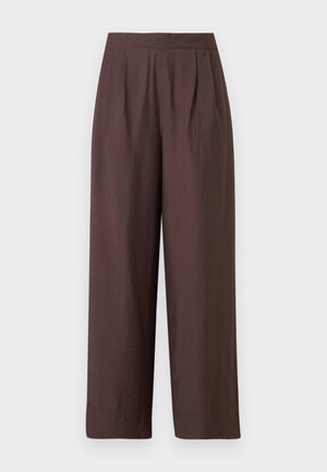 Pantalon marron à jambes larges avec taille haute et plis subtils sur le devant, en tissu texturé, présenté sur fond blanc.