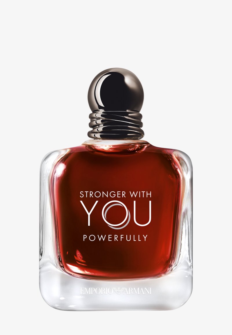 Flacon de parfum carré en verre transparent avec un liquide ambre foncé, un capuchon arrondi argenté, et le texte "Stronger With You Powerfully" et "Emporio Armani".