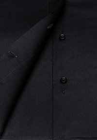Schwarze Hemdbluse aus glattem Stoff, ausgestattet mit einem spitzen Kragen, schwarzen Knöpfen und dezenten Nähten entlang der Knopfleiste.
