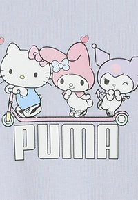 Grafika trzech postaci z kreskówek na skuterze, w pastelowych kolorach. Pod nimi znajduje się tekst "PUMA" napisany pogrubionymi białymi literami.